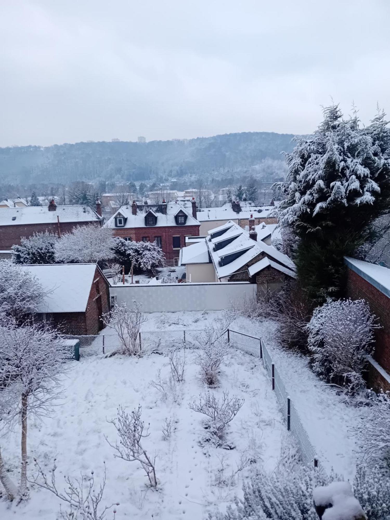 Le Nid Normand Avec Terrasse - Stationnement Facile Et Gratuit - 5 Min Seine Leilighet Deville-les-Rouen Eksteriør bilde